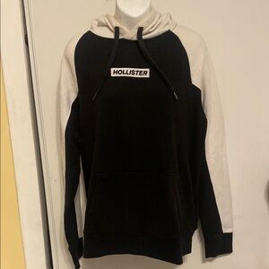 Hollister sweatshirt black and white,sizeM